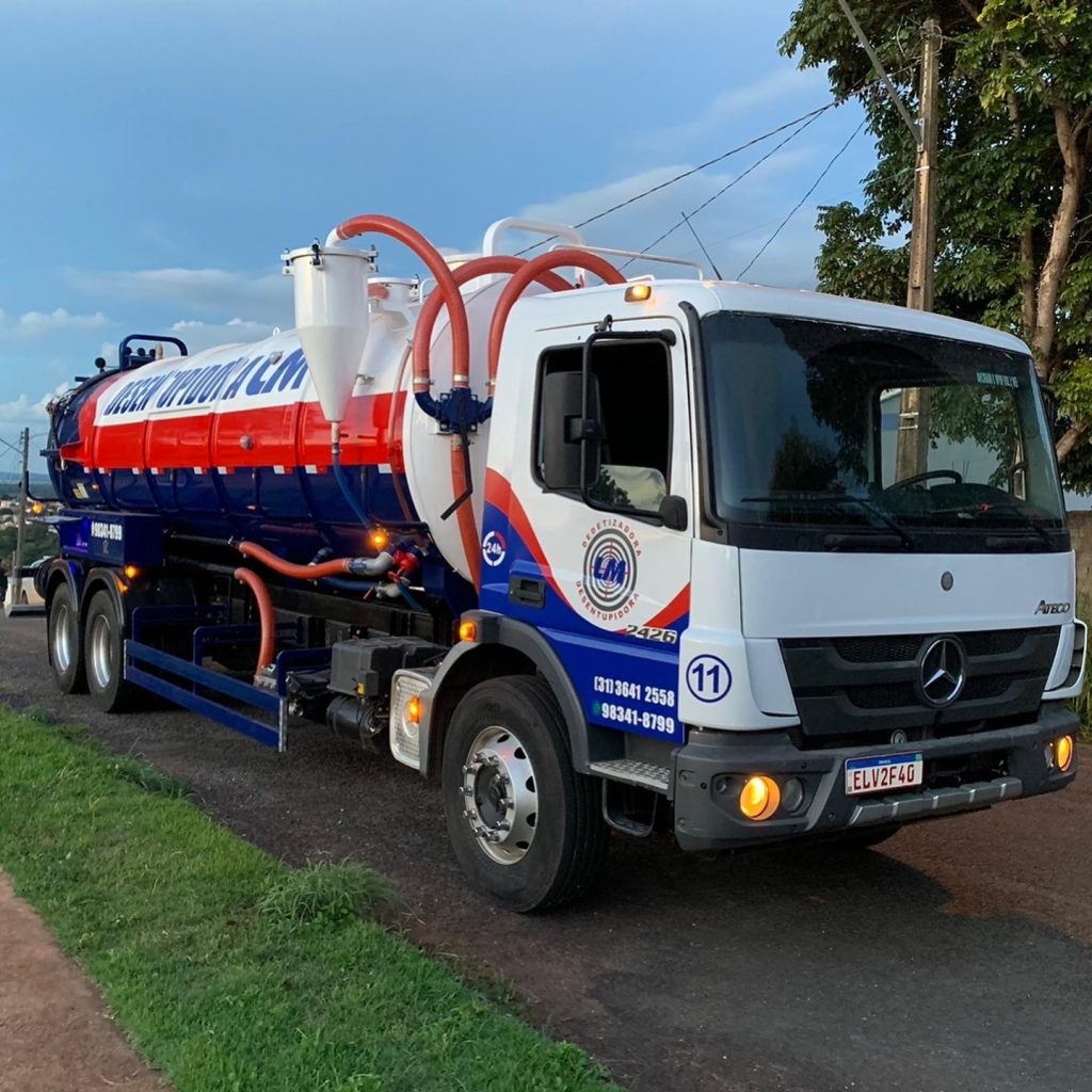 Realizamos a coleta , transporte e destinação de resíduos perigosos, de acordo com as legislações ambientais, através de equipamentos rastreados e segurados. Todo o processo é realizado por profissionais com treinamento em manuseio de produtos e caminhões licenciados. Para execução desta atividade possuímos: Licença Ambiental para Transporte de Resíduos Perigosos CIV: Certicado de Inspeção Veicular CTPP:Certificado para o Transporte de Resíduos Perigosos PAE: Plano de Ação de Emergência MOPP: Movimentação Operacional de Resíduos Perigosos - LM Dedetizadora e Desentupidora